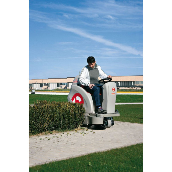 Подметальная машина с сиденьем для оператора Comac CS 60 B